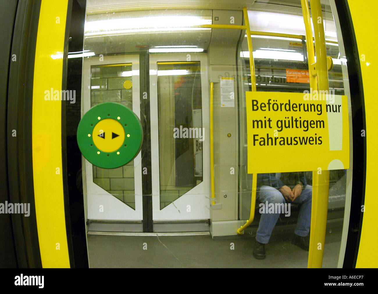 Tarifs aériens en esquivant interdite ! Signe sur le métro, Berlin Banque D'Images