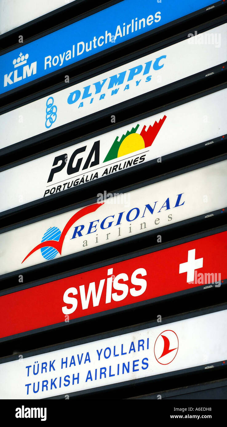 Signes lumineux de différentes compagnies aériennes : KLM, Jeux Olympiques, PGA, Régional, Suisse et Turquie, Allemagne Banque D'Images