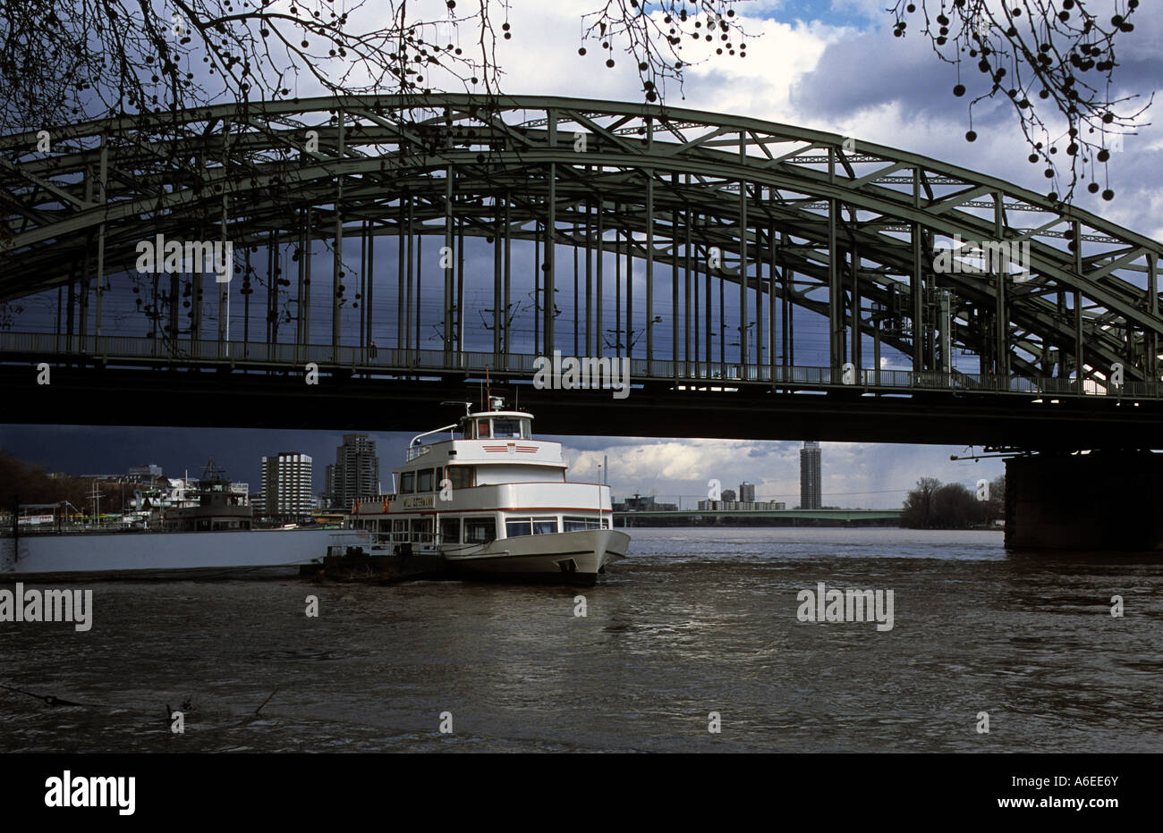 Pont Hohenzollern et de passagers Willi Ostermann sur le Rhin à Cologne, Allemagne. Banque D'Images