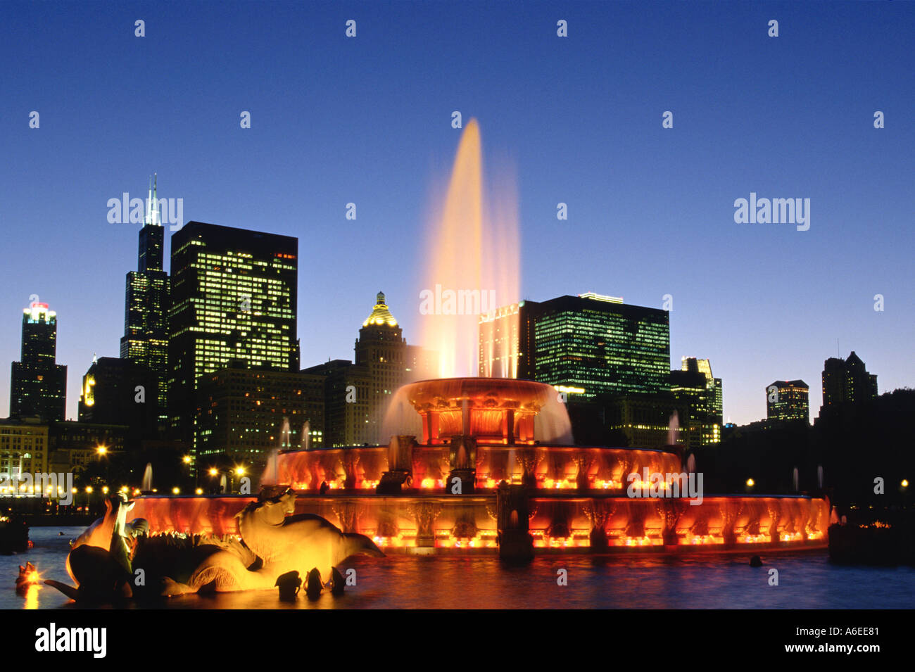 Nuit Chicago Illinois Buckingam Fontaine lumière d'horizon de Chicago Grant Park Banque D'Images