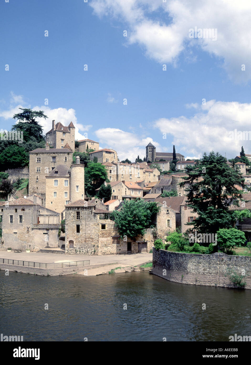 Bâtiments en pierre française village sur un paysage vallonné à Puy L EVEQUE située dans Lot France Europe avec la rivière Lot Banque D'Images