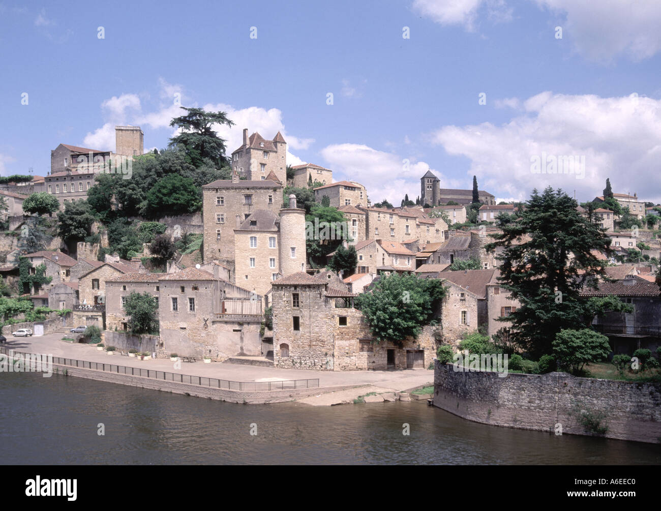 Bâtiments en pierre française village sur un paysage vallonné à Puy L EVEQUE située dans Lot France Europe avec la rivière Lot Banque D'Images