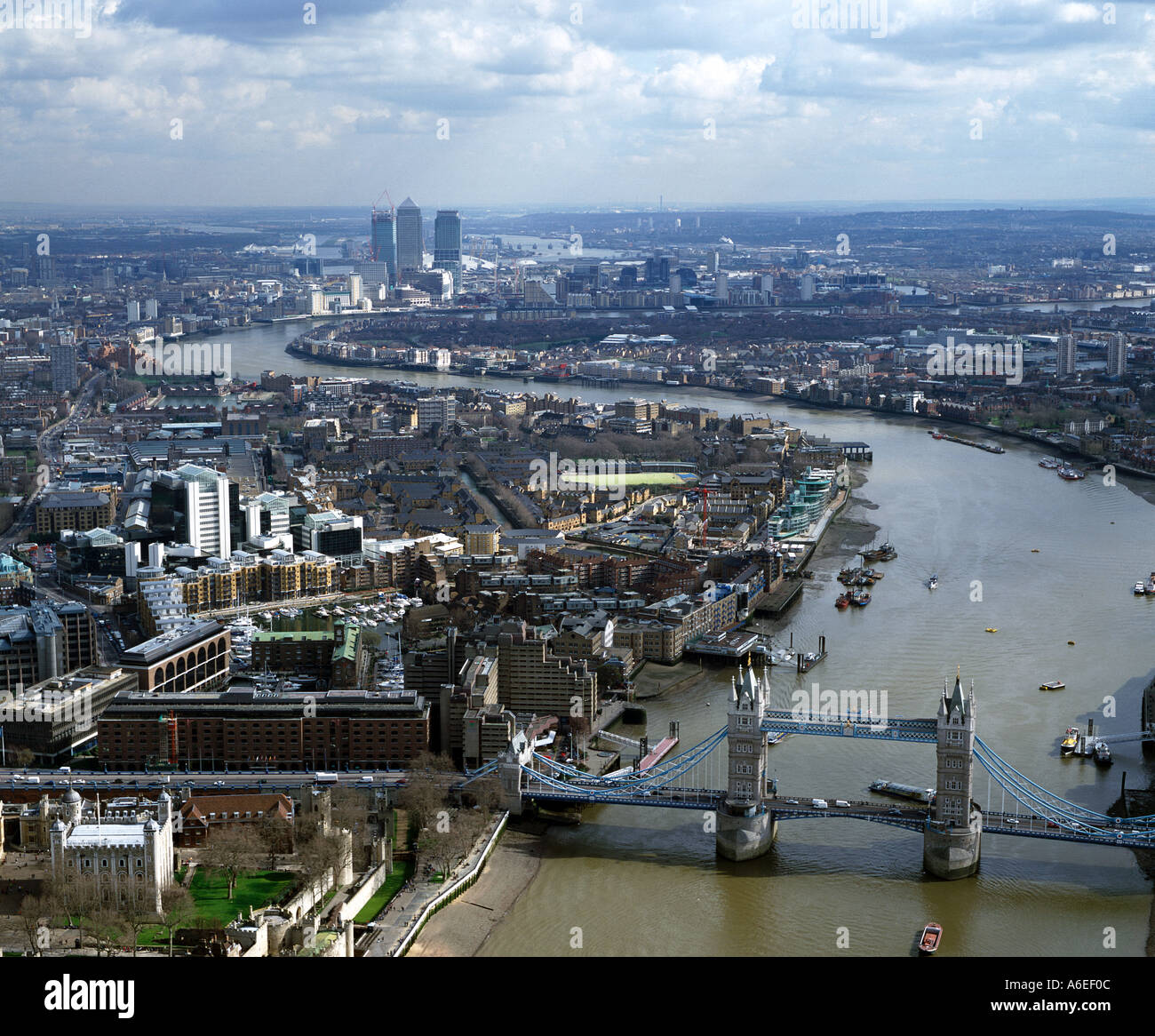 Vue aérienne de Londres, Tower Bridge et du quartier financier de Docklands Banque D'Images