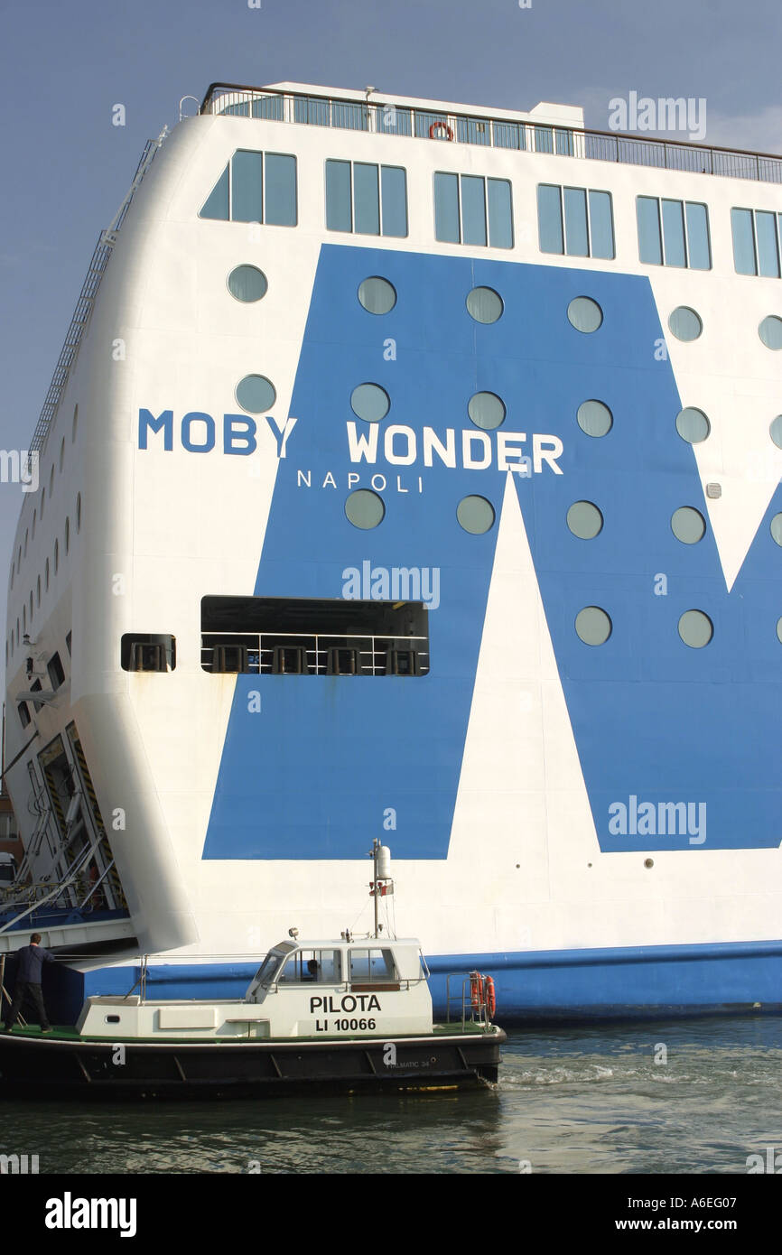 Europe Italie toscane livorno le Moby Wonder car ferry Banque D'Images