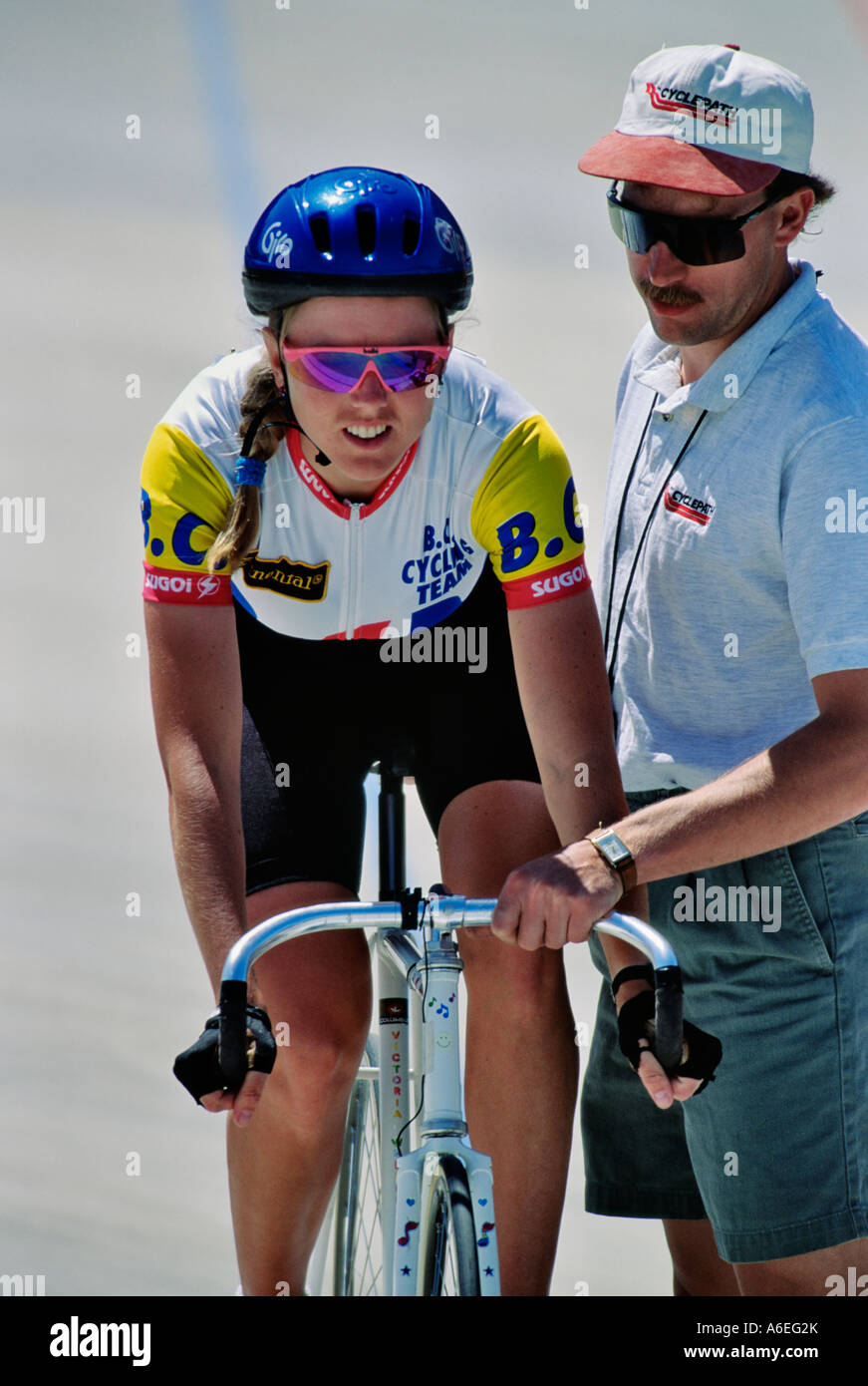 Cycliste féminine et l'entraîneur en début de course en velo Victoria British Columbia Canada Banque D'Images