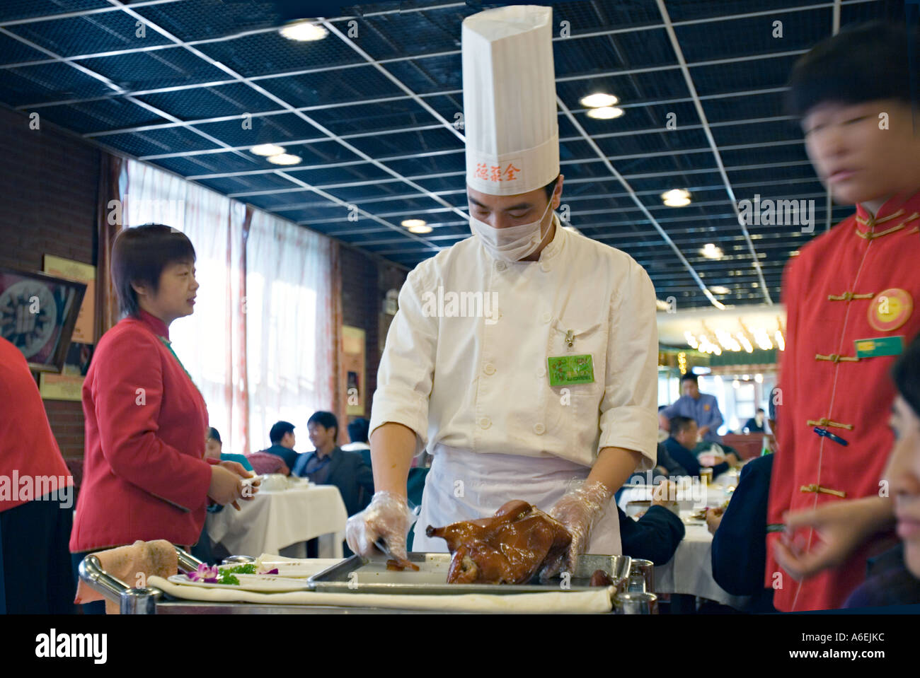 Chine Beijing Chef prépare pour sculpter du canard rôti à la table dans ...