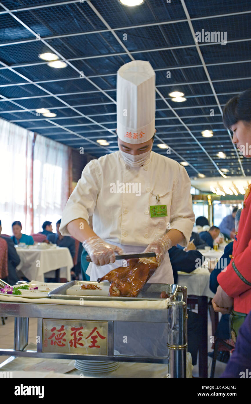 Chine Pékin Chef prépare pour sculpter du canard rôti à la table dans ...