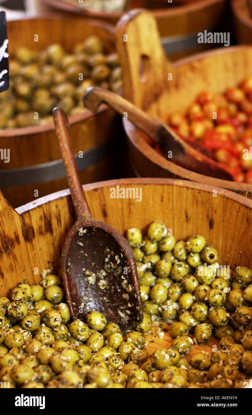 Inséré dans le bois d'olives à l'auge stand de marché Banque D'Images