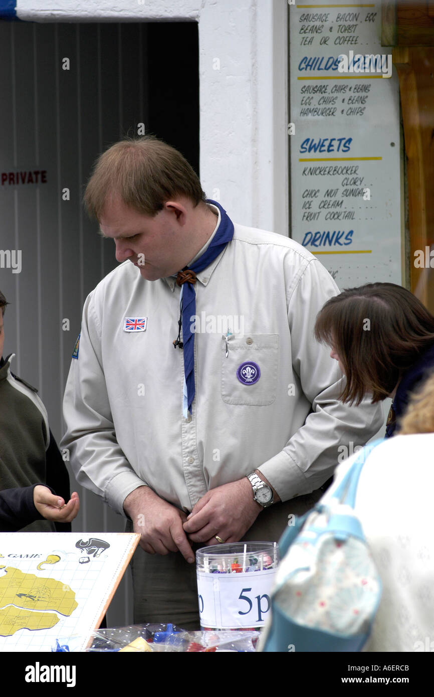 Les sections locales pour la collecte des Scouts de bienfaisance à un festival de Bristol. Banque D'Images