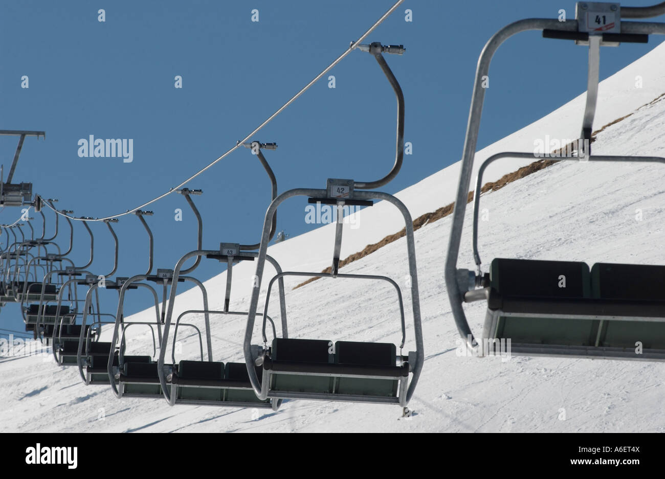 Une ligne de chaises vides téléski à Zurs Autriche Banque D'Images