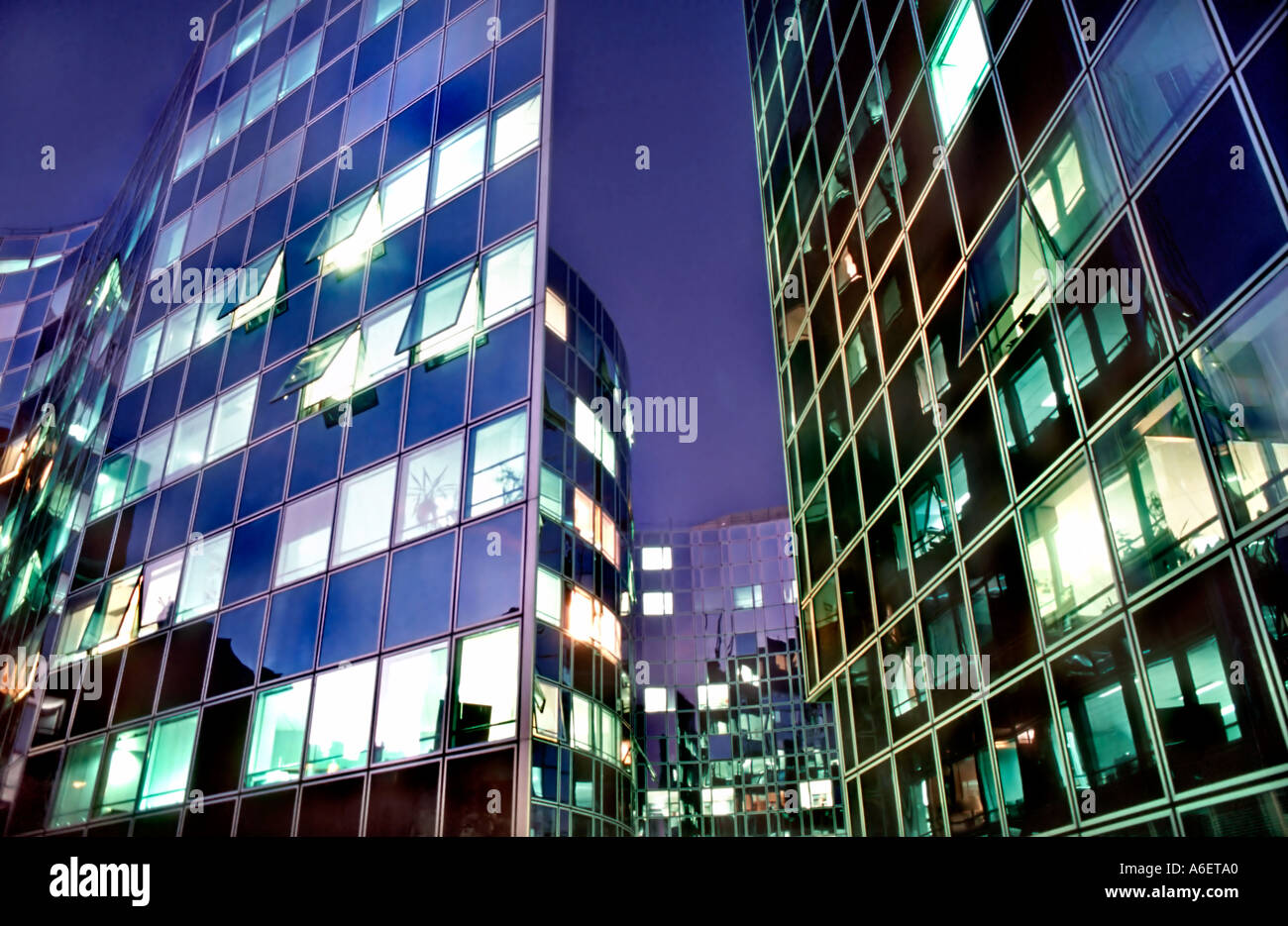 Architecture commerciale, immeuble de bureaux, Lumières de nuit à Paris France, Centre d'affaires, la Défense, travail de nuit, fenêtres avant du bureau, Banque D'Images