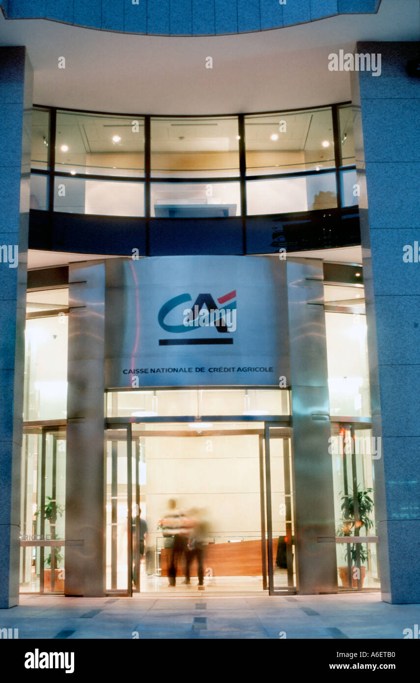 Paris France, Credit agricole Bank Corporate Headquarters Building at Night  Front Doo' Sign logo, entreprise, noms de banque France Photo Stock - Alamy