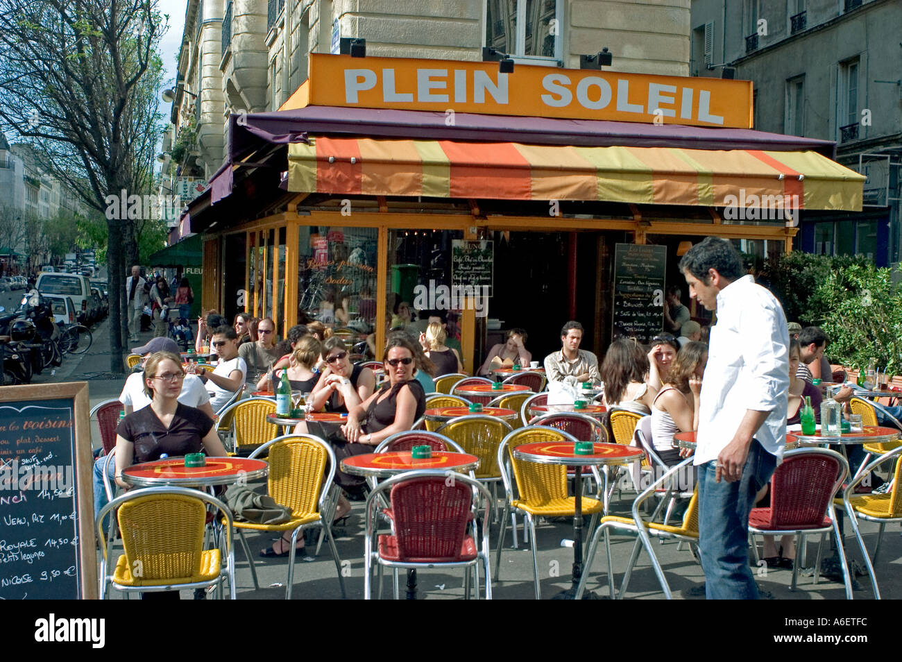 Paris France, Français partager des boissons, scène animée de café de rue parisienne , Sunny Street Terrace 'plein Soleil' Oberkampf distrcit, Banque D'Images