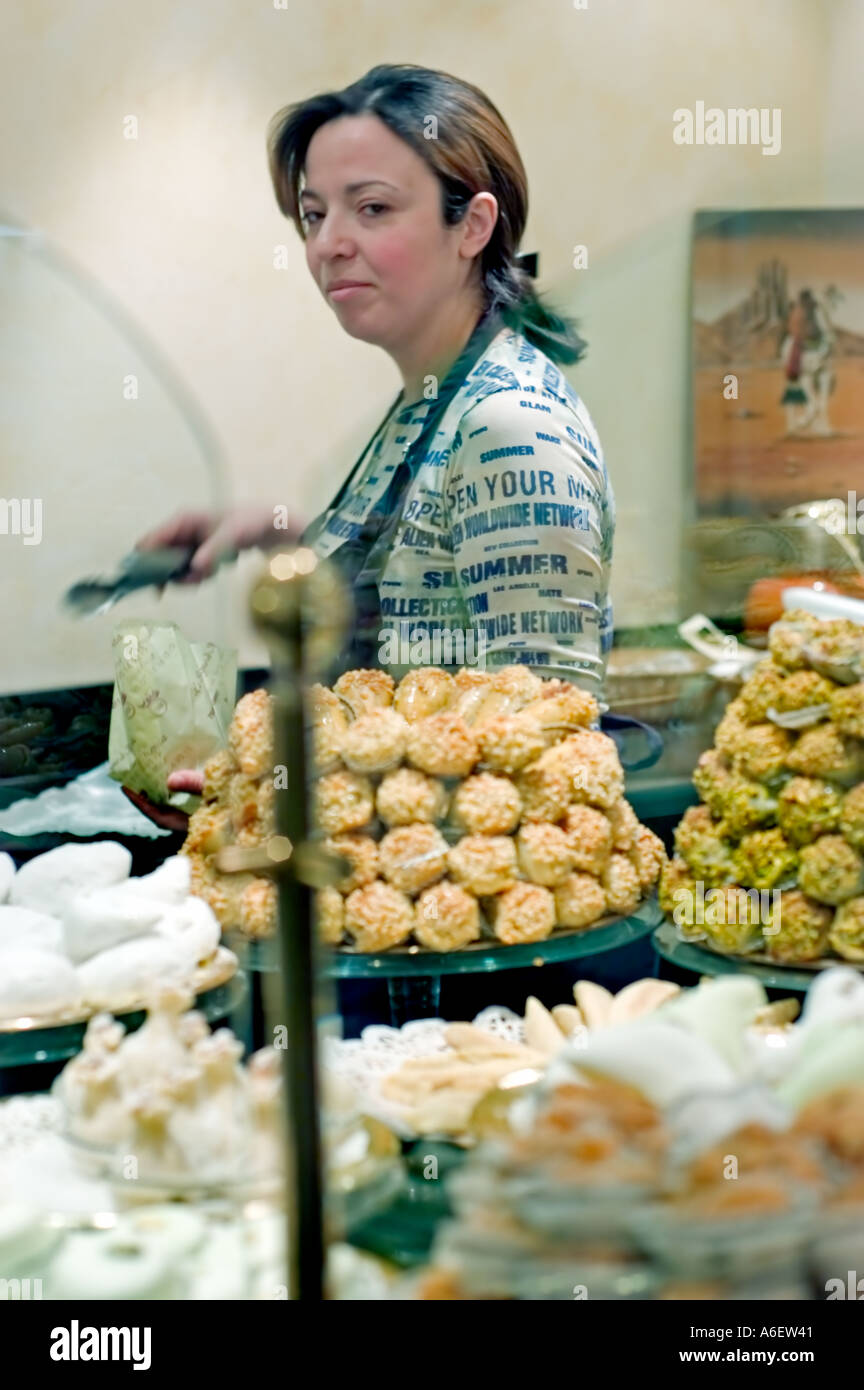 Multiculturelle 'Paris France' magasins de pâtisseries algériennes dans le quartier Oberkampf 'la Baque de Kenza' Djiriates desserts Portraits de petites entreprises Banque D'Images