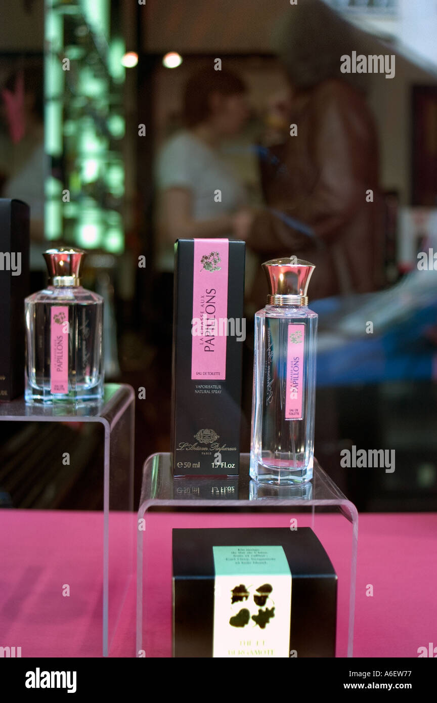 Paris France, Shopping Store 'parfums L'Artisan Parfumeur" Détail "Flacon  de parfum" vitrines vitrines de magasin Photo Stock - Alamy