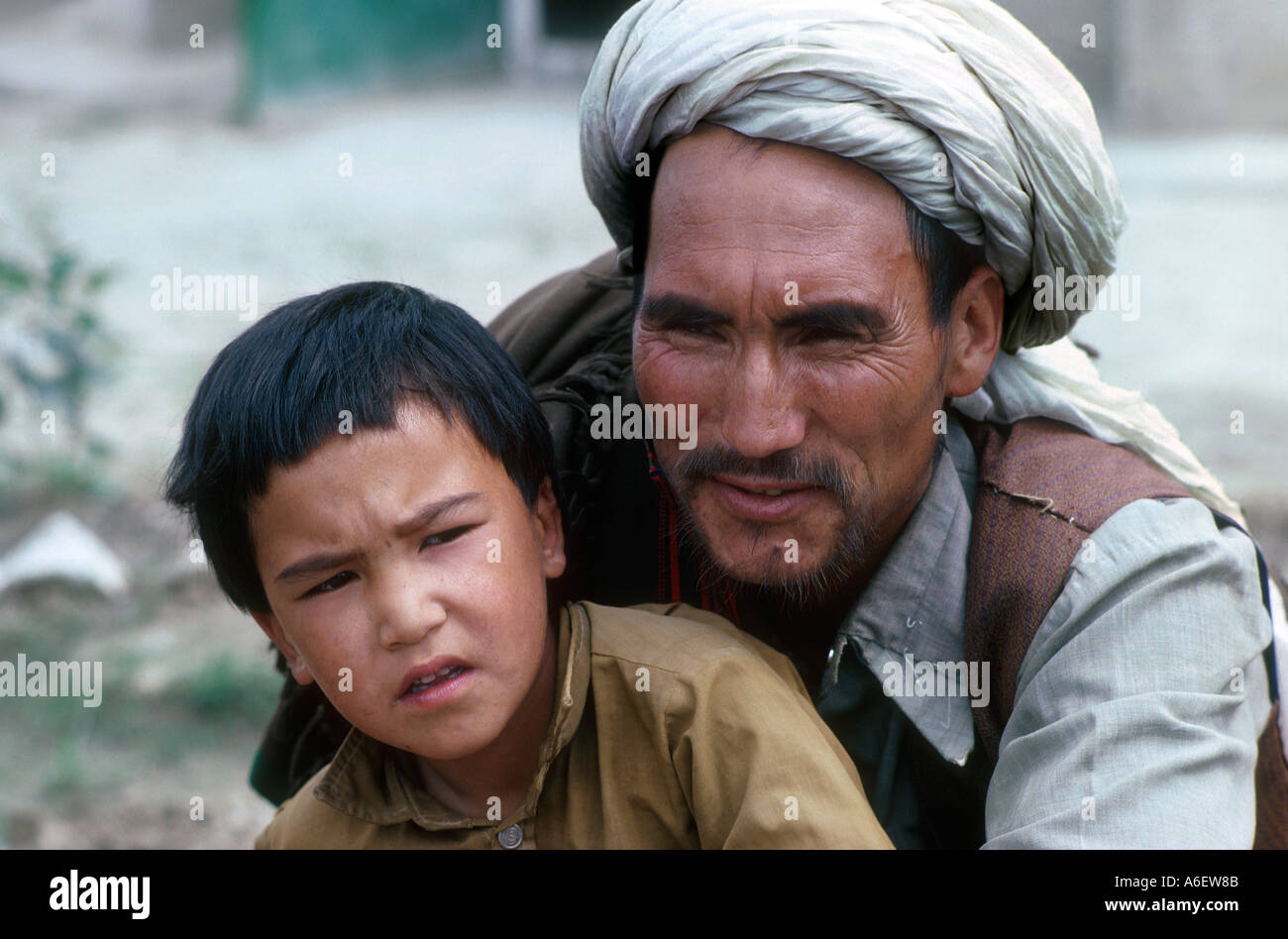 Père et fils réfugiés afghans.Peshawar, Pakistan Banque D'Images