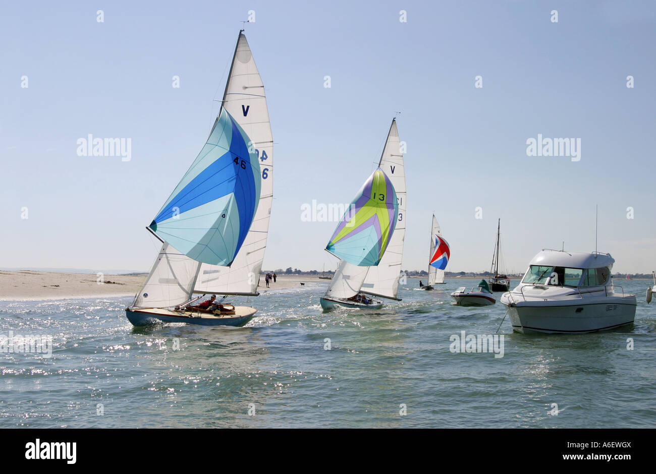Trois bateaux de course col d'un croiseur à moteur, de l'Est Chef, Sussex, Angleterre Banque D'Images