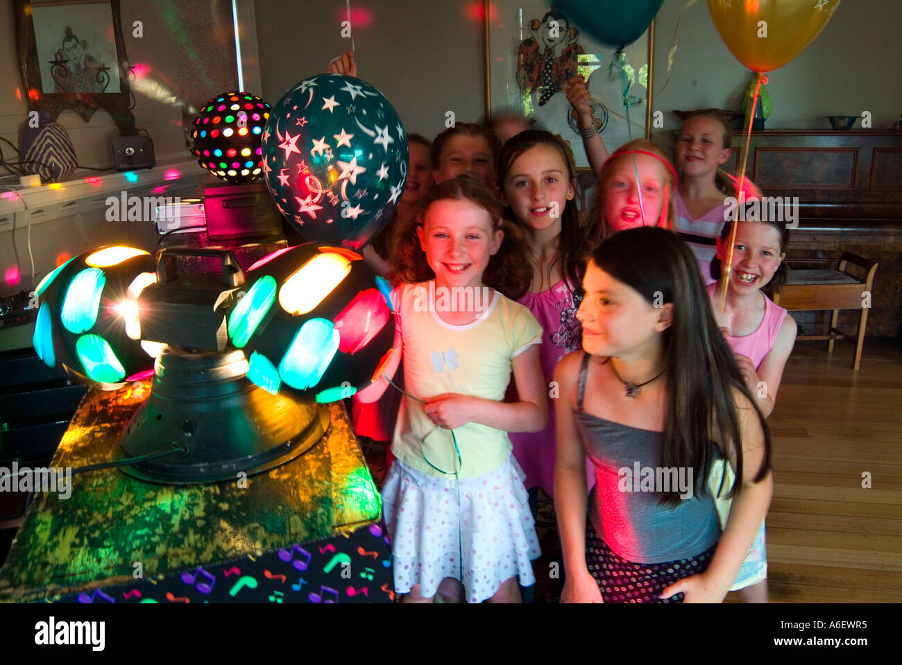 Les Filles De 9 Ans A L Anniversaire Disco Photo Stock Alamy