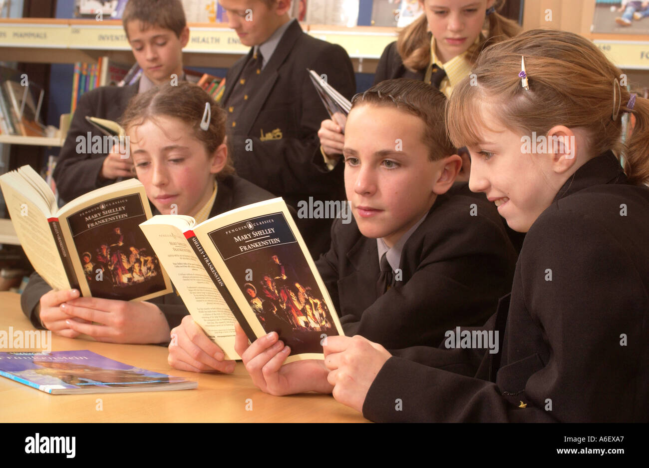 Les élèves de l'école lecture Frankenstein de Mary Shelley en UK Banque D'Images