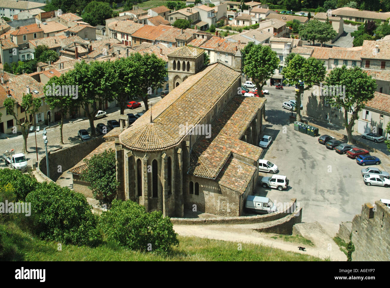 Depuis les remparts de la ville médiévale fortifiée de Carcassonne sur d'église et des toits de la partie de la ville dans la vallée. Banque D'Images