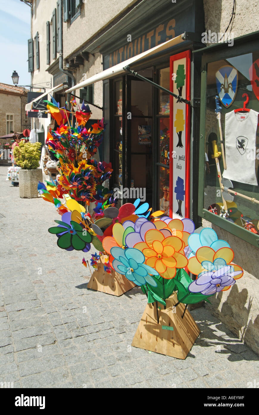 Cité médiévale fortifiée de Carcassonne afficher la chaussée des moulins à  vent jouets colorés à l'extérieur petite boutique Photo Stock - Alamy