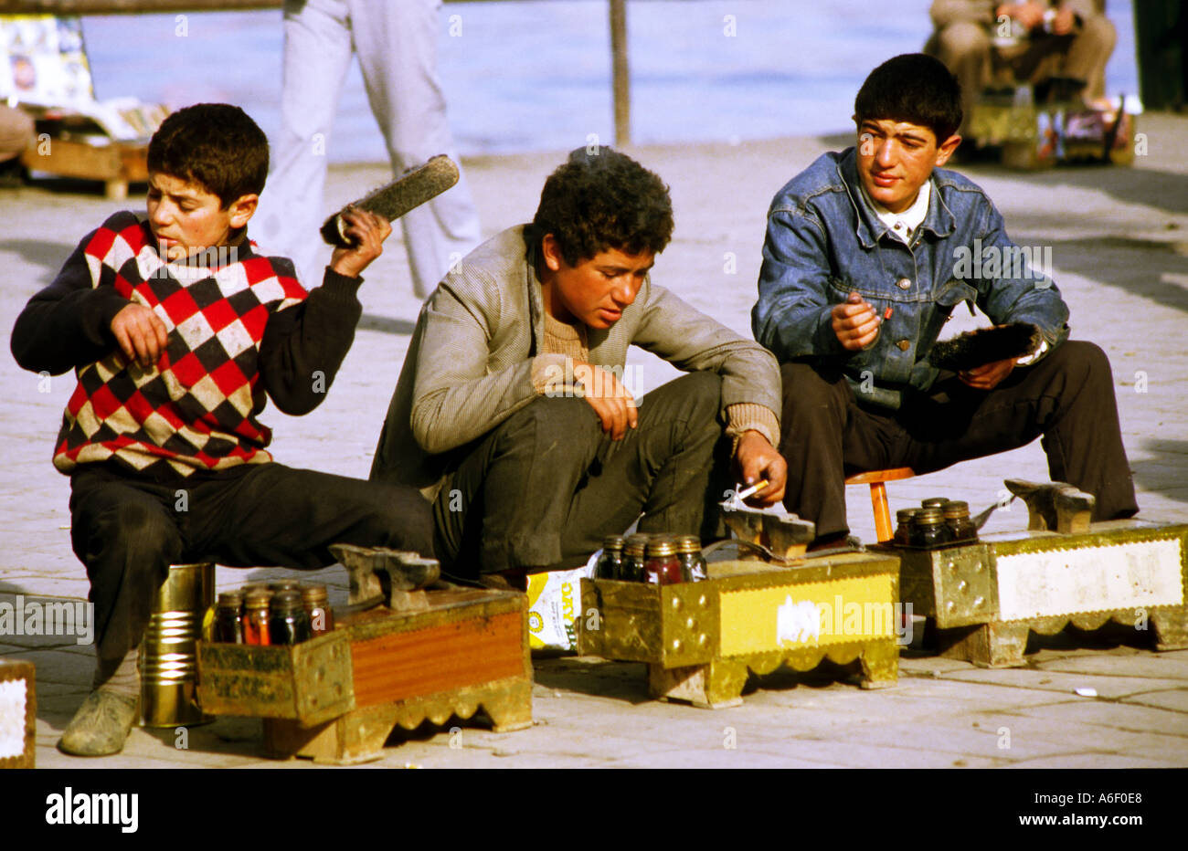 Shoe shine ferry terminal Istanbul Turquie Banque D'Images