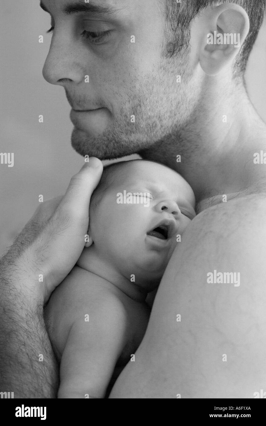 Jeune père avec son bébé endormi Banque D'Images