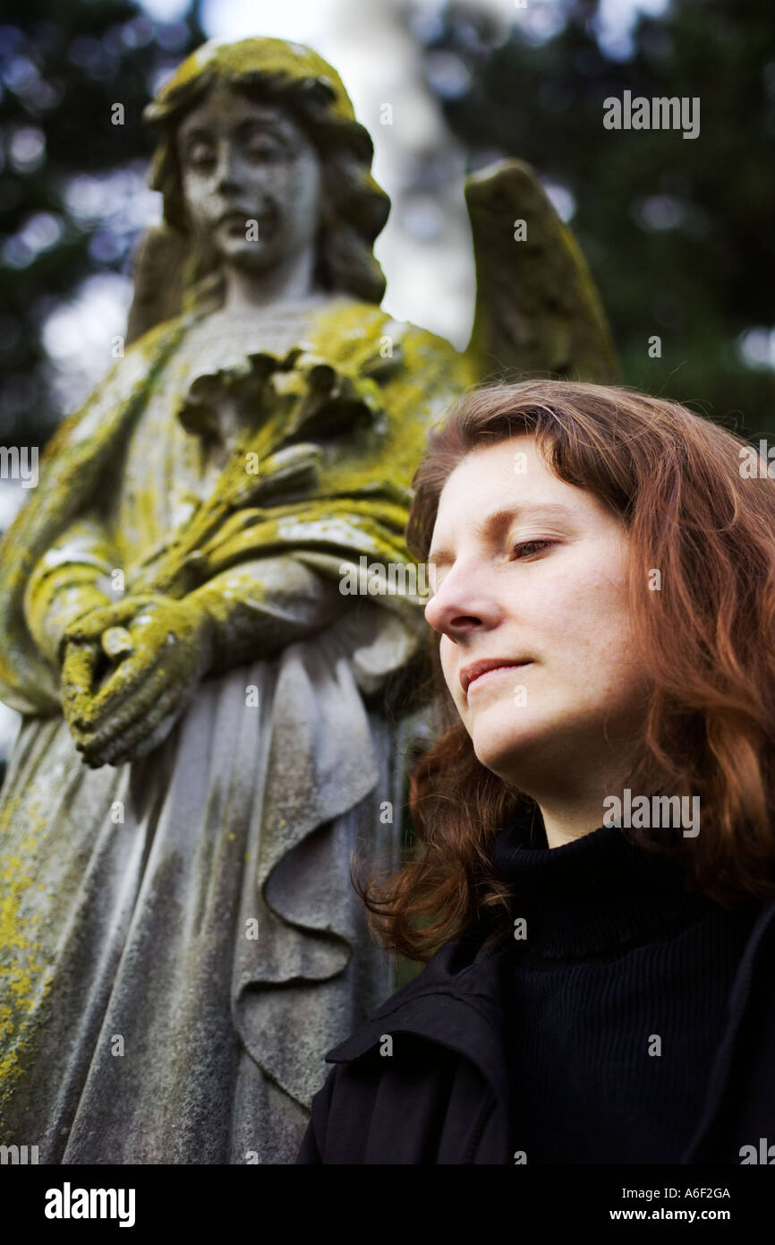 Femme et stone angel dans cimetière Banque D'Images