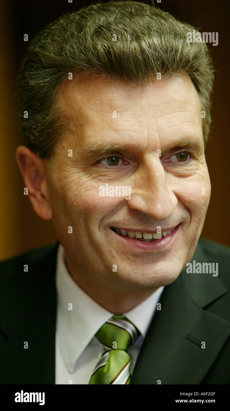 Stuttgart, DEU, 27.04.2005 : Guenther H. Oettinger, Premier Ministre du Bade-Wurtemberg. Ici dans son bureau à la Stuttgart Banque D'Images