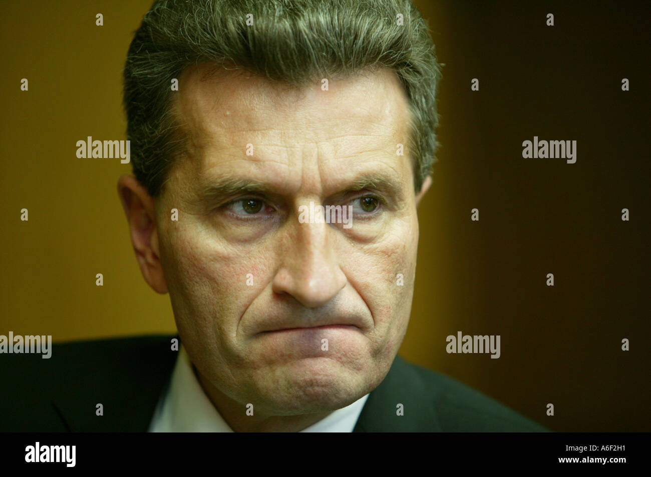 Stuttgart, DEU, 27.04.2005 : Guenther H. Oettinger, Premier Ministre du Bade-Wurtemberg. Ici dans son bureau à la Stuttgart Banque D'Images