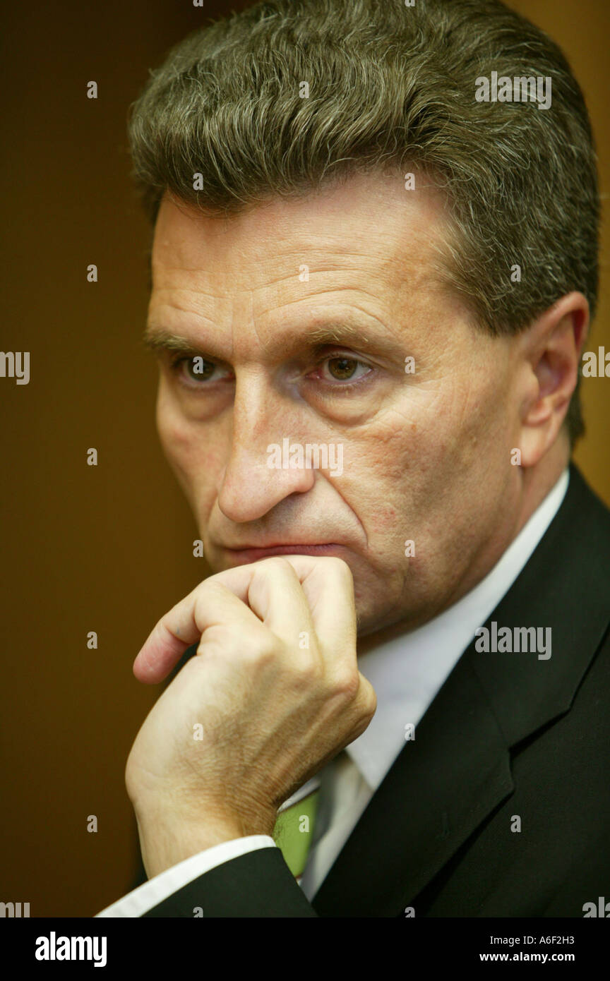 Stuttgart, DEU, 27.04.2005 : Guenther H. Oettinger, Premier Ministre du Bade-Wurtemberg. Ici dans son bureau à la Stuttgart Banque D'Images