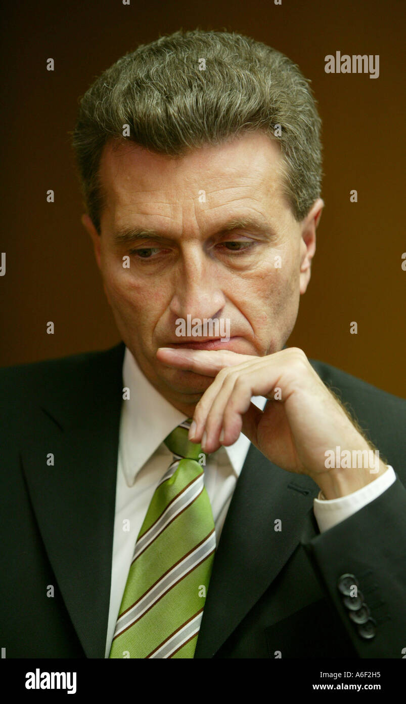 Stuttgart, DEU, 27.04.2005 : Guenther H. Oettinger, Premier Ministre du Bade-Wurtemberg. Ici dans son bureau à la Stuttgart Banque D'Images