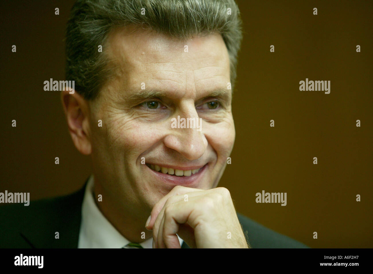 Stuttgart, DEU, 27.04.2005 : Guenther H. Oettinger, Premier Ministre du Bade-Wurtemberg. Ici dans son bureau à la Stuttgart Banque D'Images