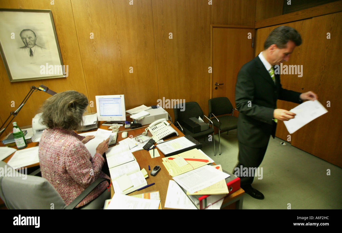 Stuttgart, DEU, 27.04.2005 : Guenther H. Oettinger, Premier Ministre du Bade-Wurtemberg. Ici dans son bureau à la Stuttgart Banque D'Images