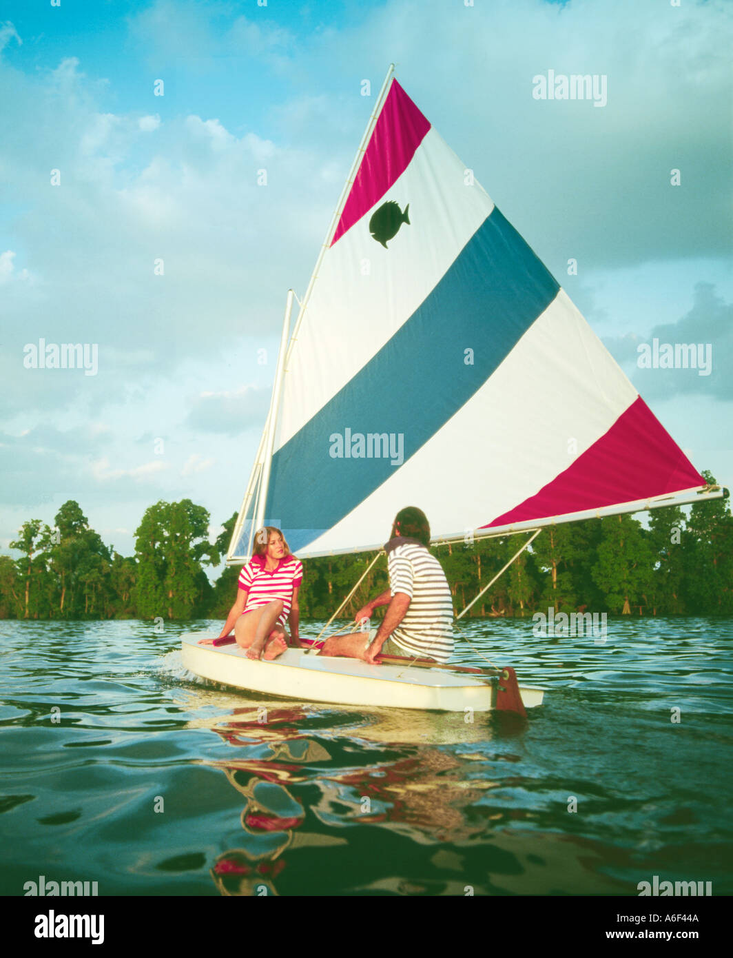 Jeune couple en petit voilier sur le lac Banque D'Images