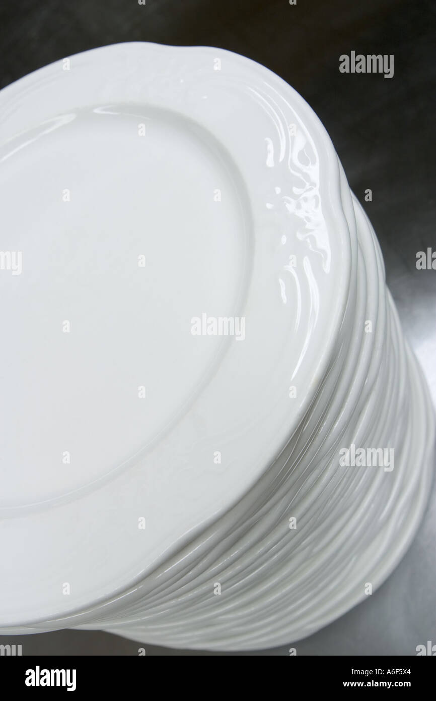Nettoyer soigneusement empilés blanc assiettes dans une industrie de l'accueil hôtel restaurant de cuisine Banque D'Images