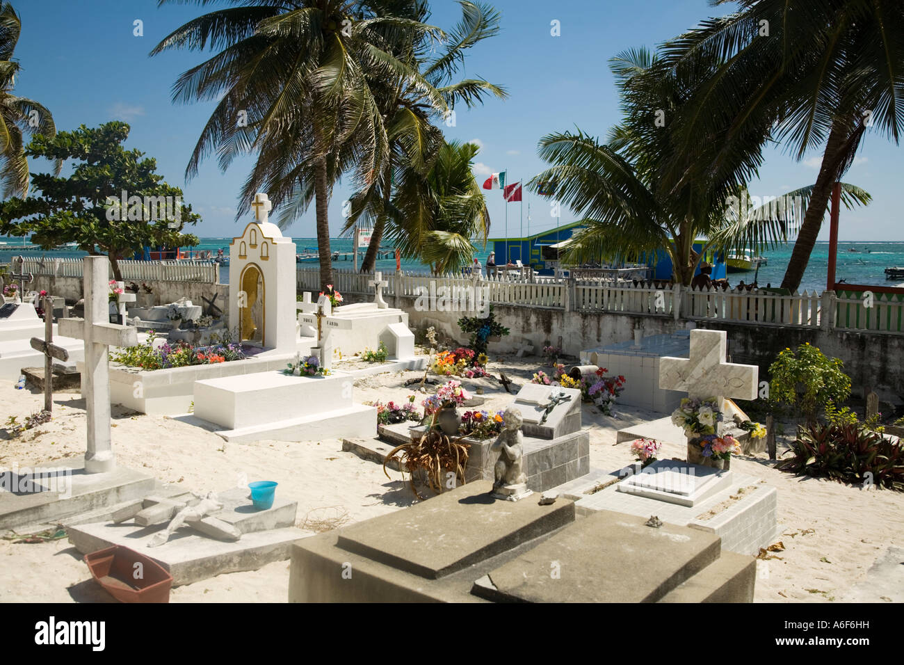 Ambergris Caye BELIZE cimetière près de plage palmiers les marqueurs les eaux des Caraïbes et des couronnes de fleurs Banque D'Images