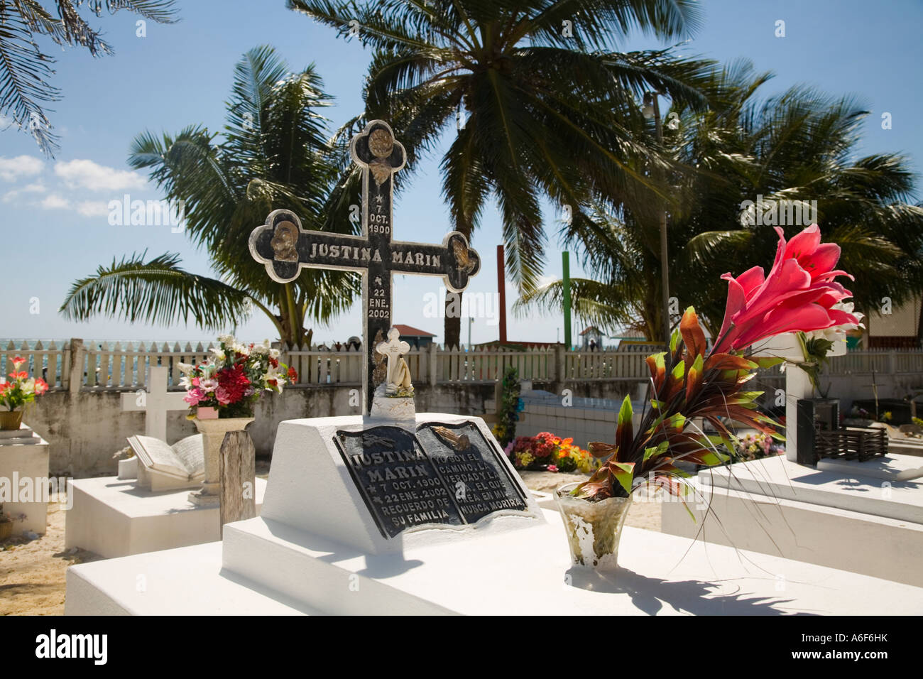 Ambergris Caye BELIZE cimetière près de plage palmiers les marqueurs les eaux des Caraïbes et des couronnes de fleurs Banque D'Images