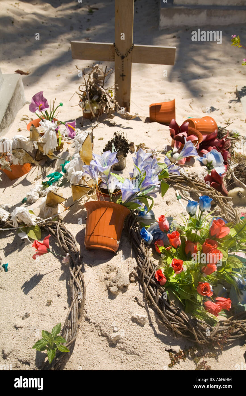 Les marqueurs d'Ambergris Caye BELIZE et fleurs en cimetière près de la côte des Caraïbes croix dans le sable Banque D'Images