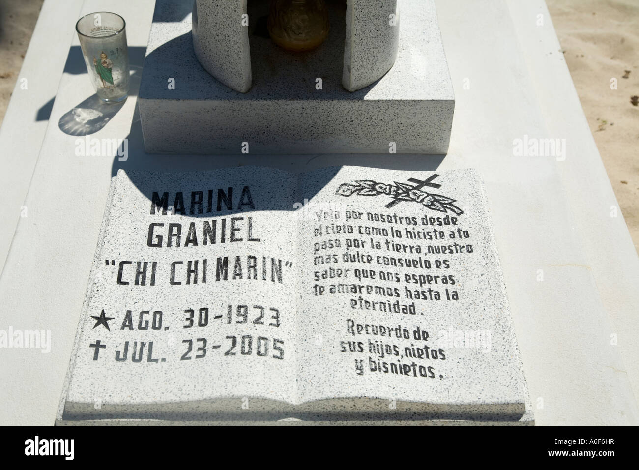 Ambergris Caye BELIZE les pierres tombales et des bougies dans cimetière près de la côte des Caraïbes écrit en espagnol Banque D'Images
