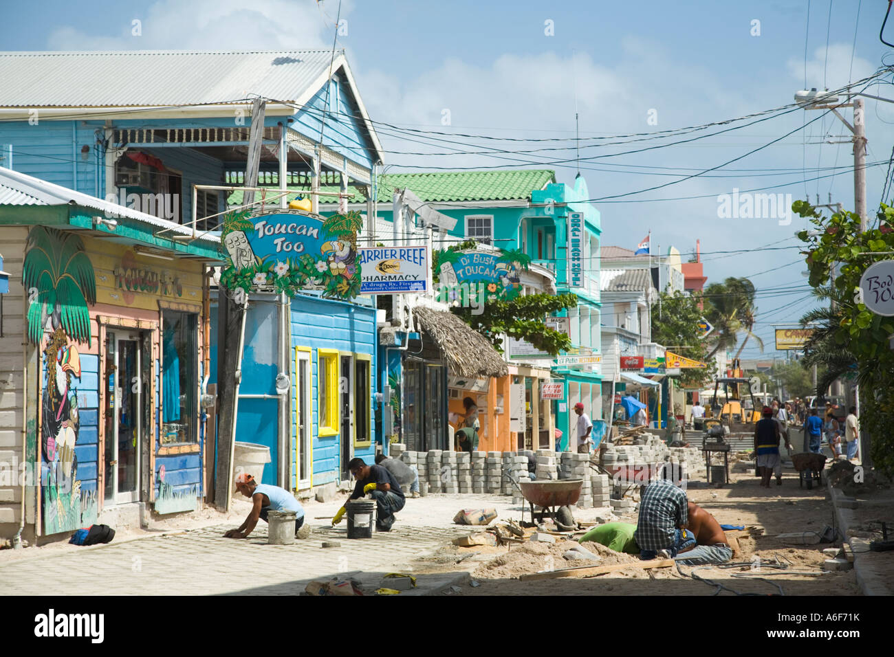 BELIZE San Pedro sur Ambergris Caye ouvriers ouvrir rue du centre-ville de la circulation piétonne restaurants et magasins Banque D'Images