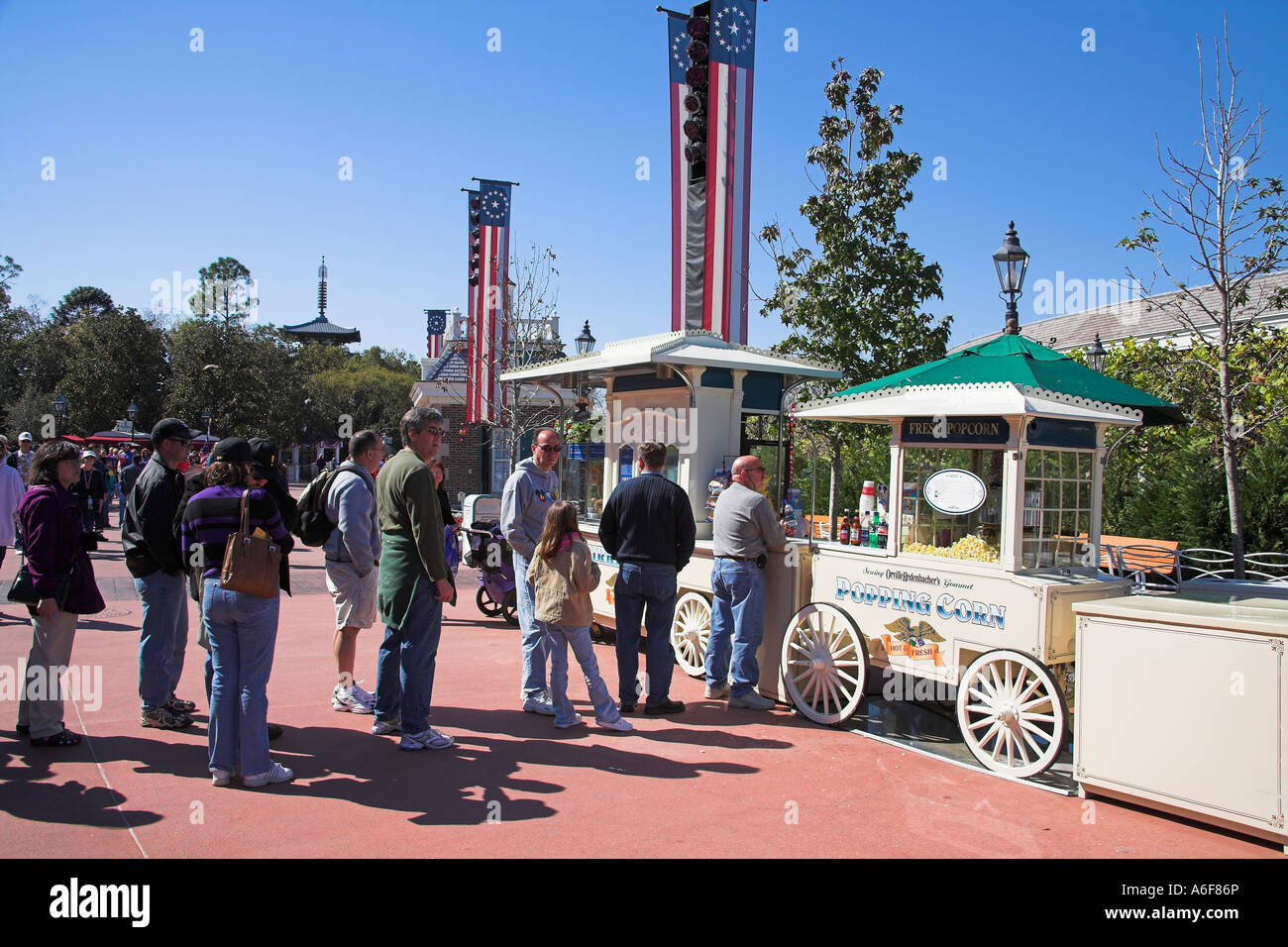 Les touristes en attente à un blocage de pop-corn, EPCOT Center, World Showcase, Disney World, Orlando, Floride, USA Banque D'Images