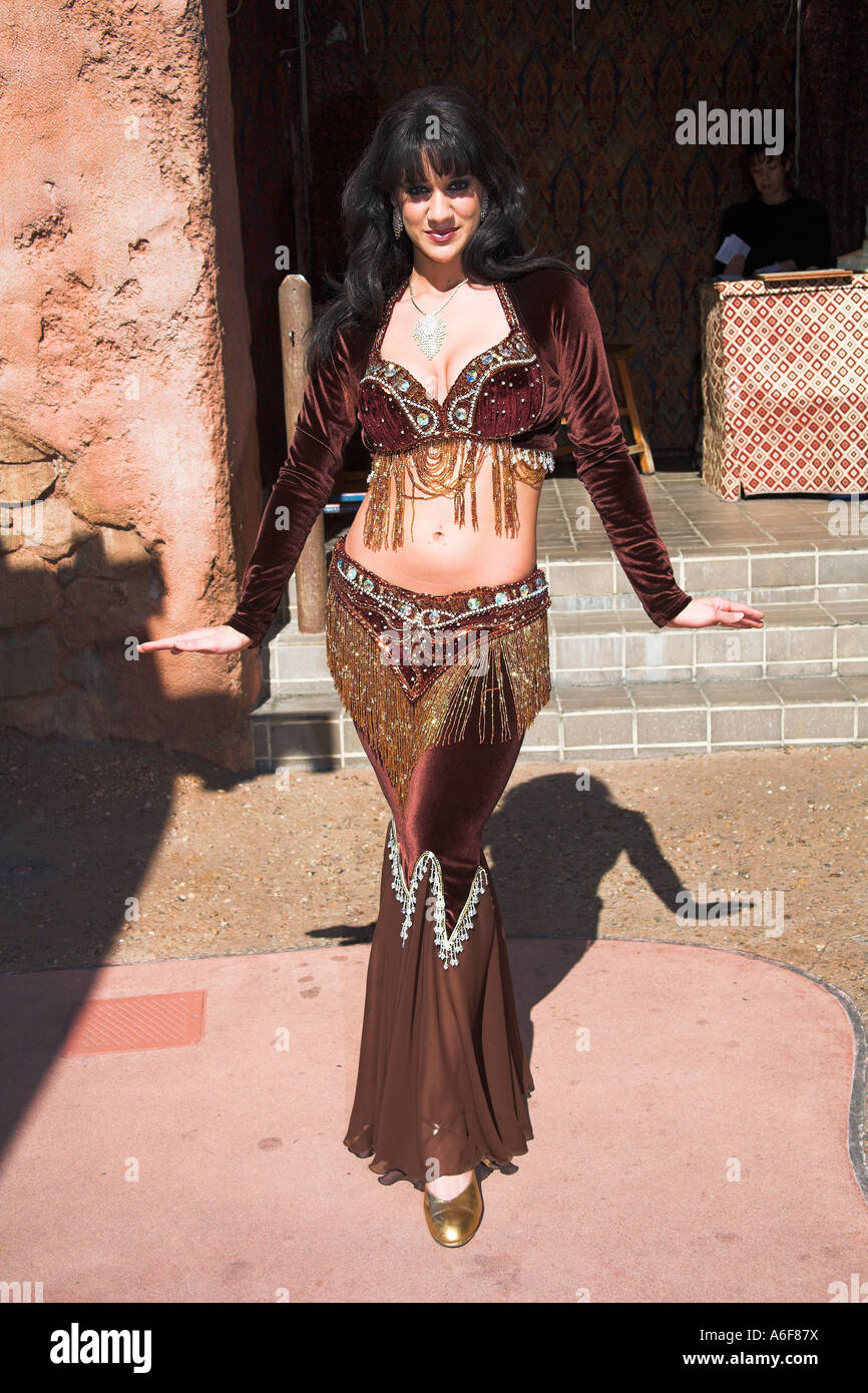 Belle danseuse marocaine dans la section marocaine d'EPCOT Center, World Showcase, Disney World, Orlando, Floride, USA Banque D'Images
