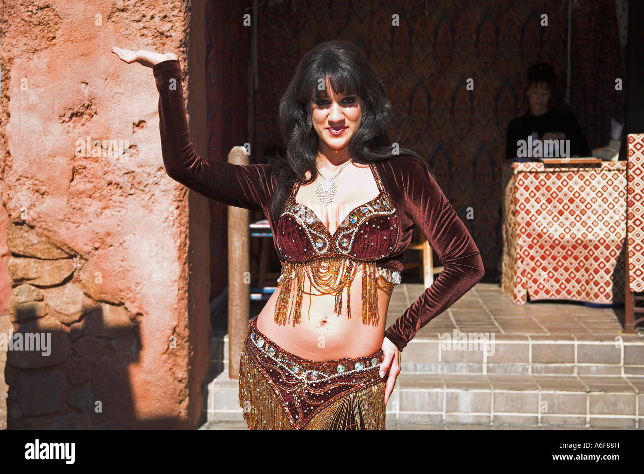 Belle danseuse marocaine dans la section marocaine d'EPCOT Center, World Showcase, Disney World, Orlando, Floride, USA Banque D'Images