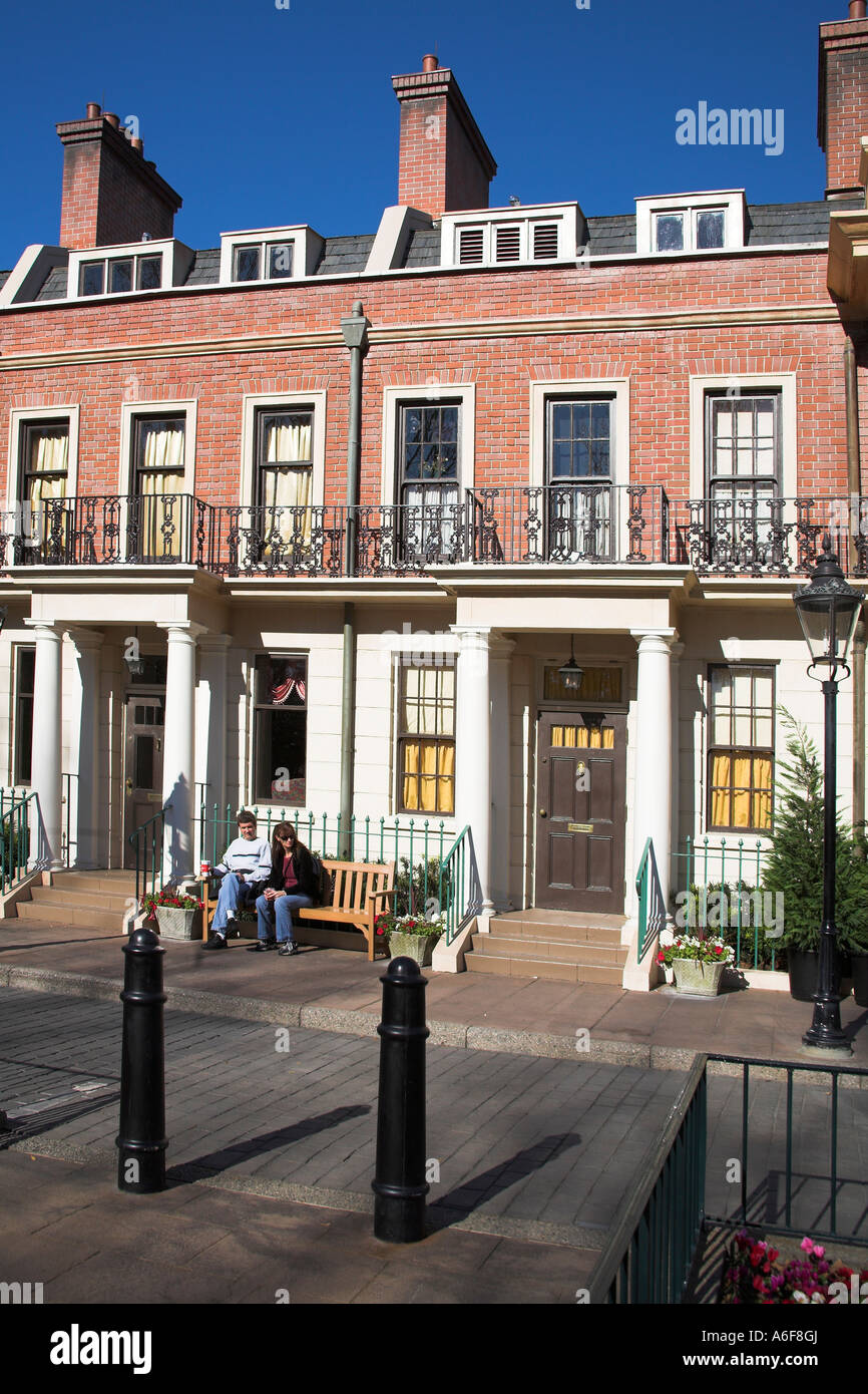 Les touristes assis dans la rue, section anglaise d'EPCOT Center, World Showcase, Disney World, Orlando, Floride, USA Banque D'Images
