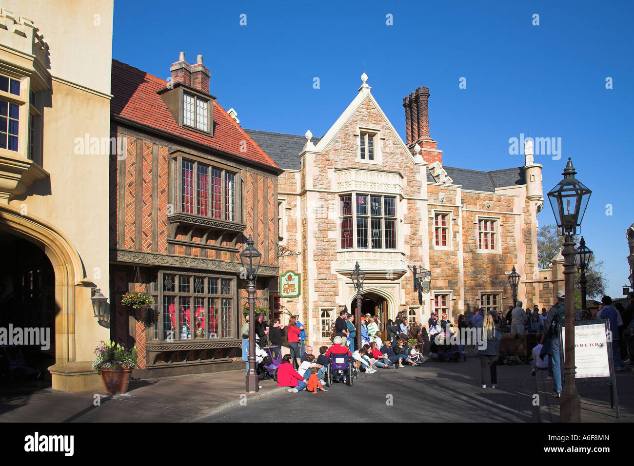Couronne et Crest Shop, touristes, section anglaise d'EPCOT Center, World Showcase, Disney World, Orlando, Floride, USA Banque D'Images