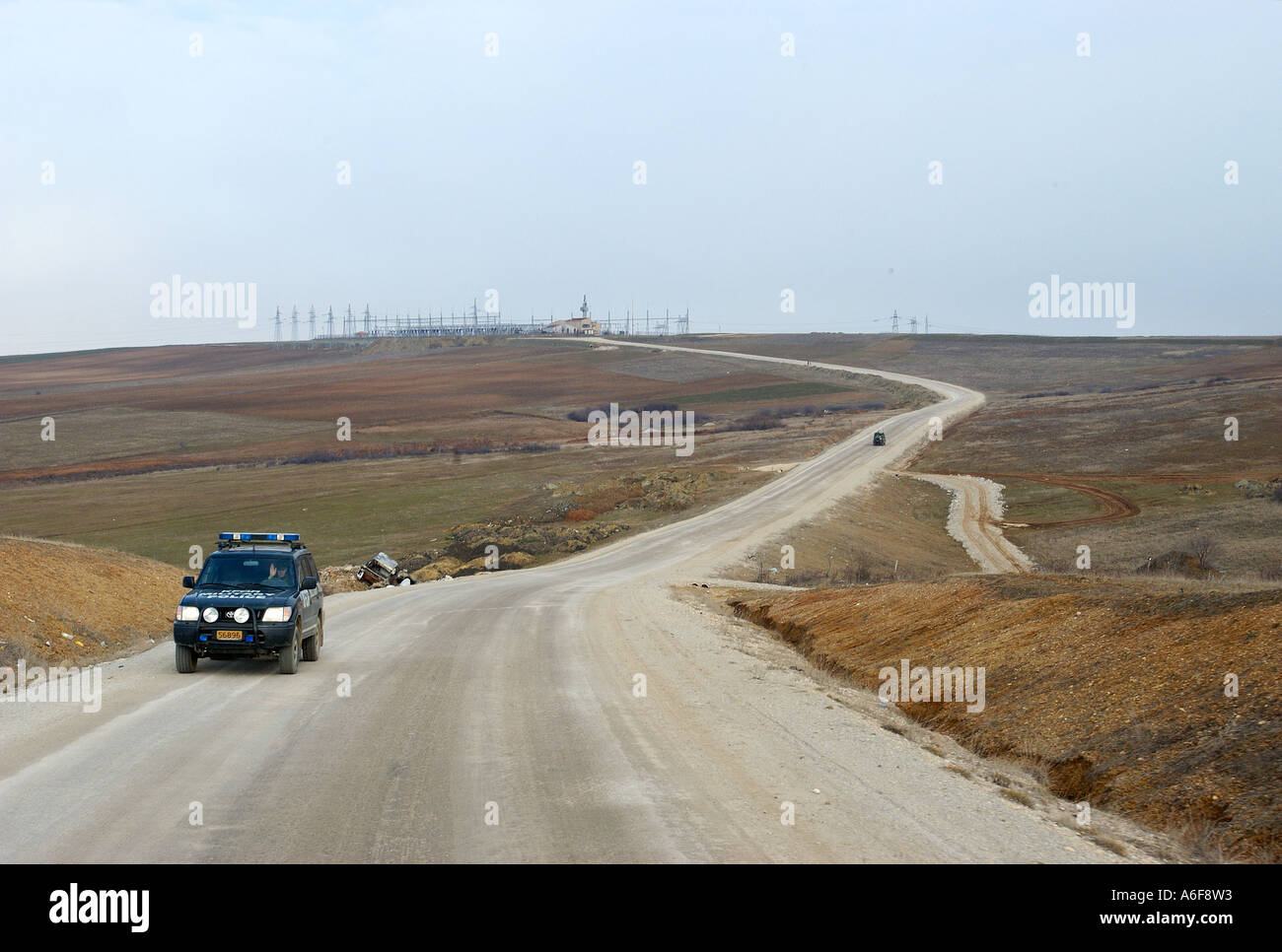 La police militaire sur la route entre le camp militaire suédoise Victoria et la ville de Pristina, Kosovo Banque D'Images