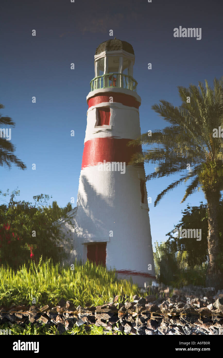 Reflet d'un phare et de palmier dans un lac, Disney Vacation Club, Old Key West, Orlando, Floride, USA Banque D'Images