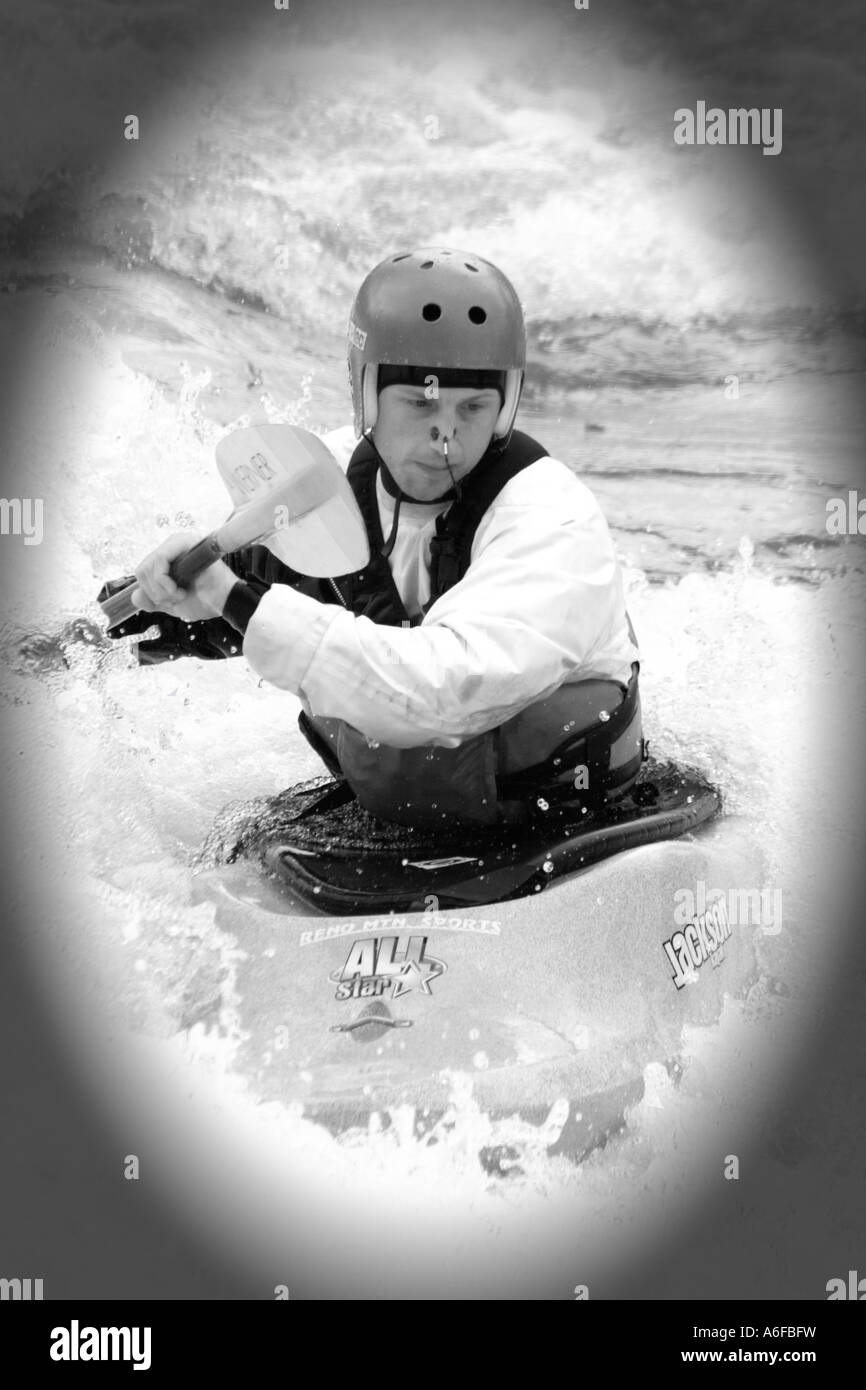 Un noir blanc photo d'un kayakiste sur la rivière Truckee à Reno au Nevada Banque D'Images