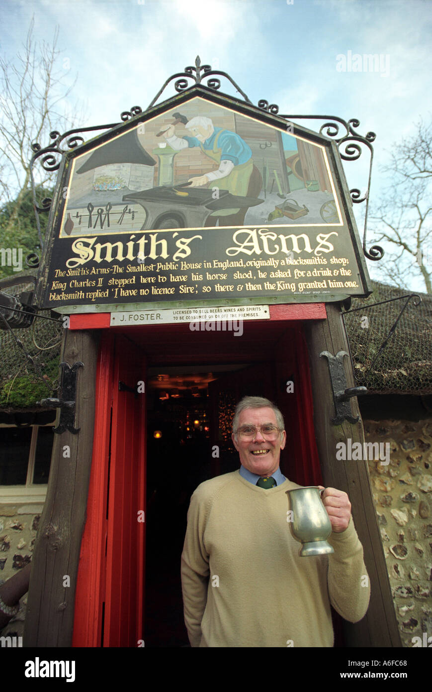 Le propriétaire John Foster en dehors de la Smith's Arms pub dans le plus petit de l'Angleterre, dans le Dorset Godmanstone Banque D'Images